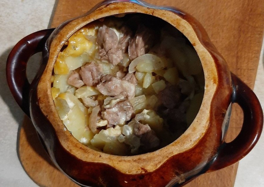 Картошка с курицей и грибами в горшочках