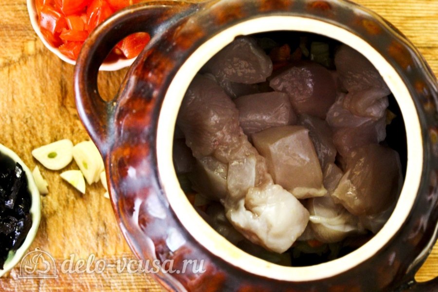 Жаркое в горшочке из курицы с черносливом
