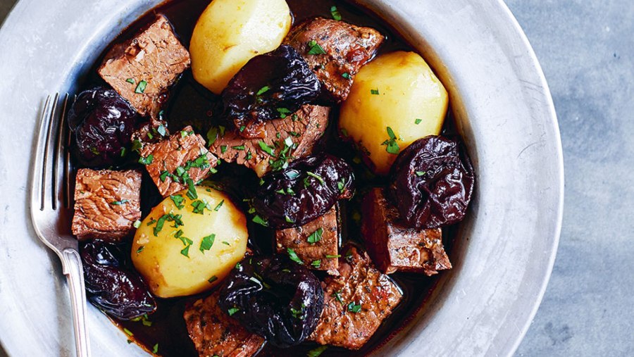 Говядина с черносливом в духовке