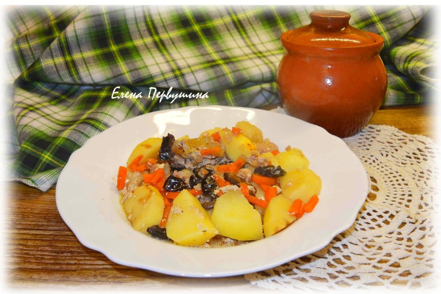 Жаркое с черносливом в горшочках