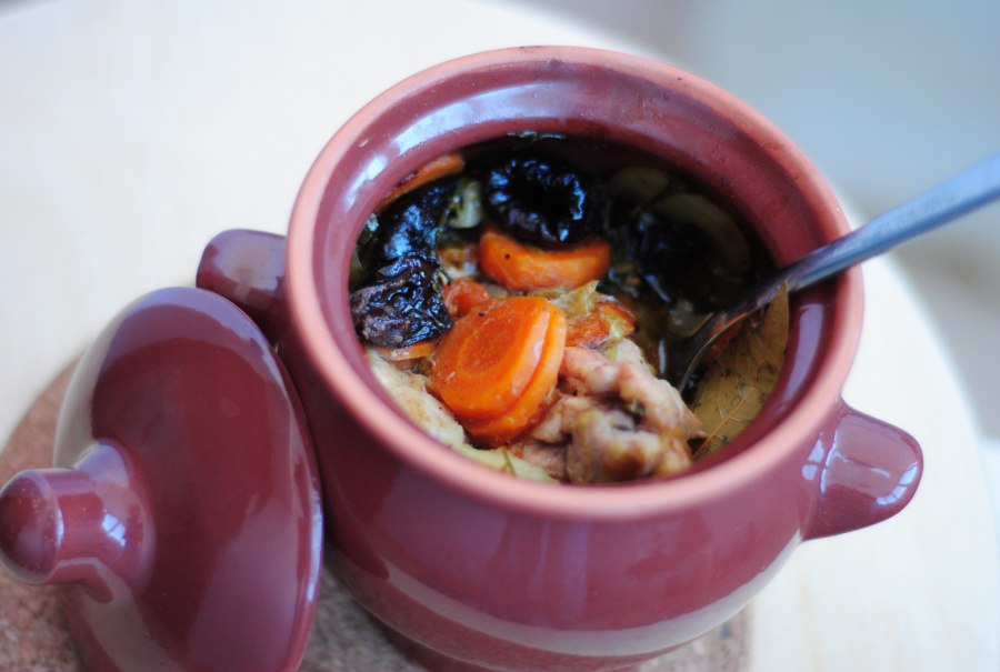 Жаркое в горшочке из курицы с черносливом
