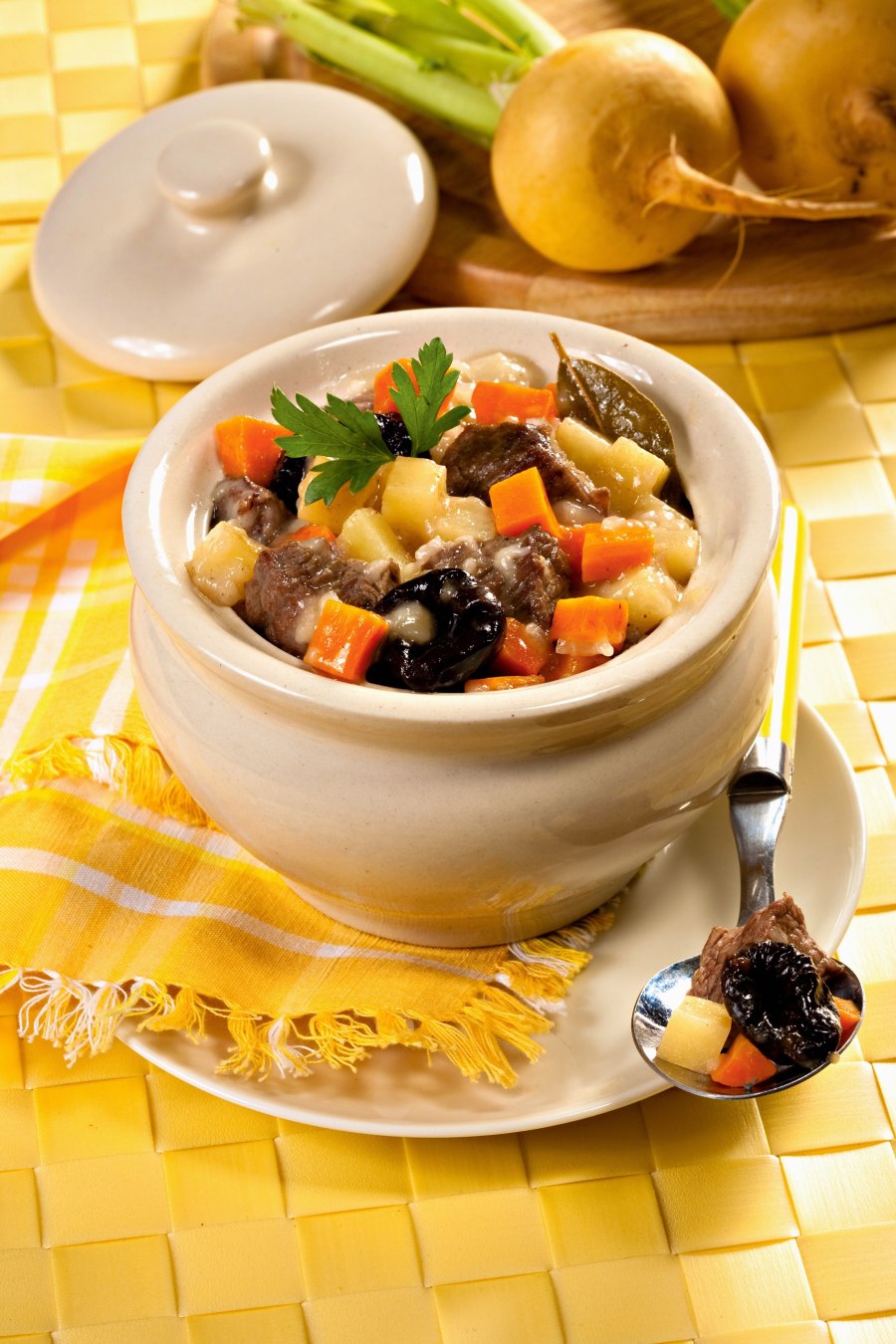 Жаркое по домашнему в горшочках