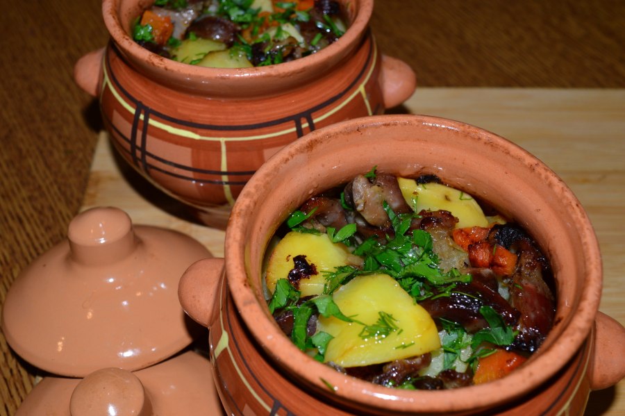 Жаркое из говядины в горшочках