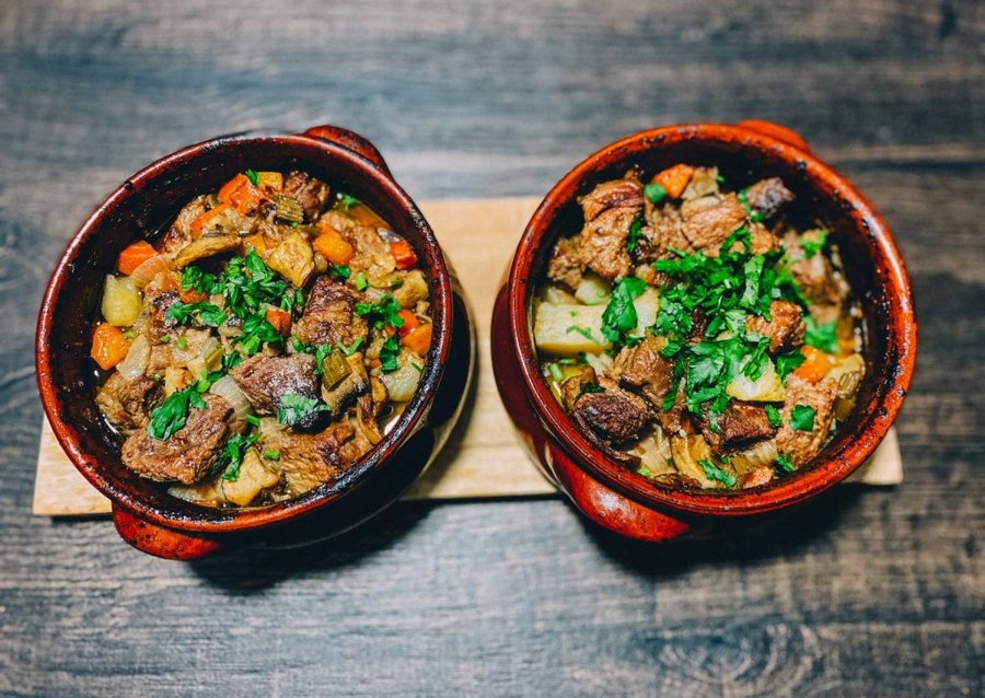 Жаркое из свинины в горшочках