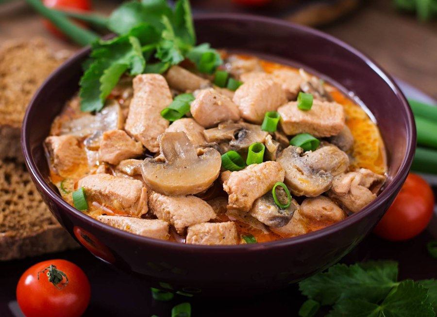 Куриное филе с шампиньонами в сливках