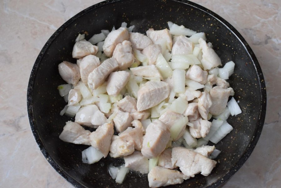 Куриное филе с грибами в сметанном соусе на сковороде