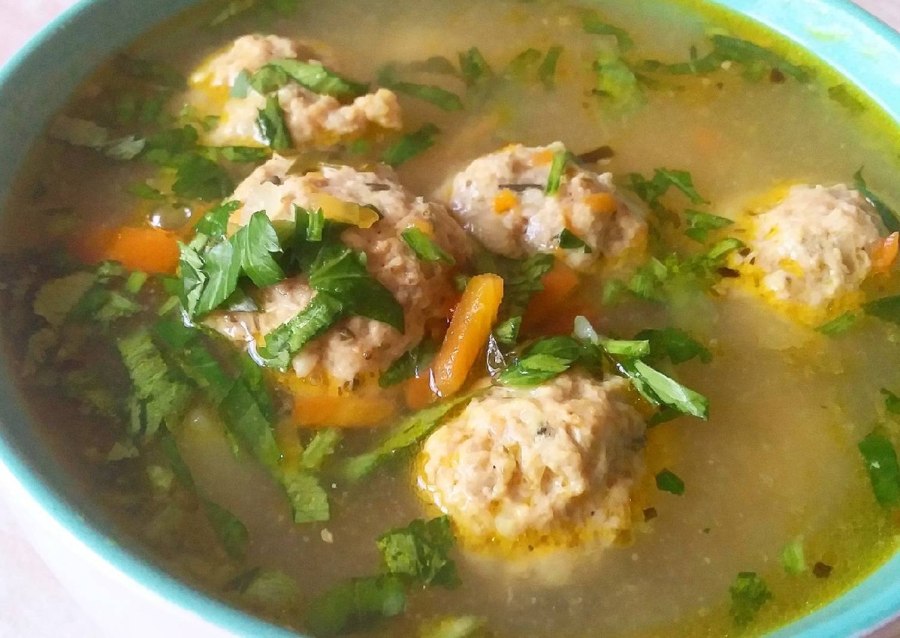 Суп с фрикадельками и шпинатом