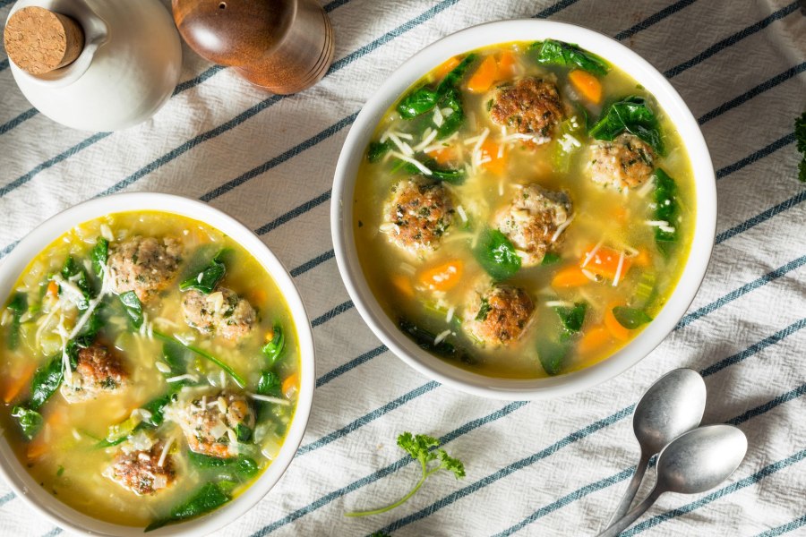 Суп с фрикадельками на белом фоне