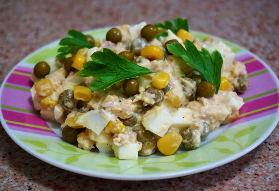 Салат с тунцом и кукурузой