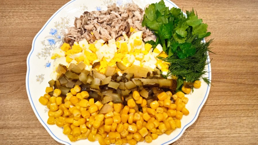 Салат с тунцом и помидорами черри