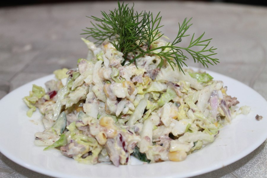 Салат с тунцом рисом и кукурузой