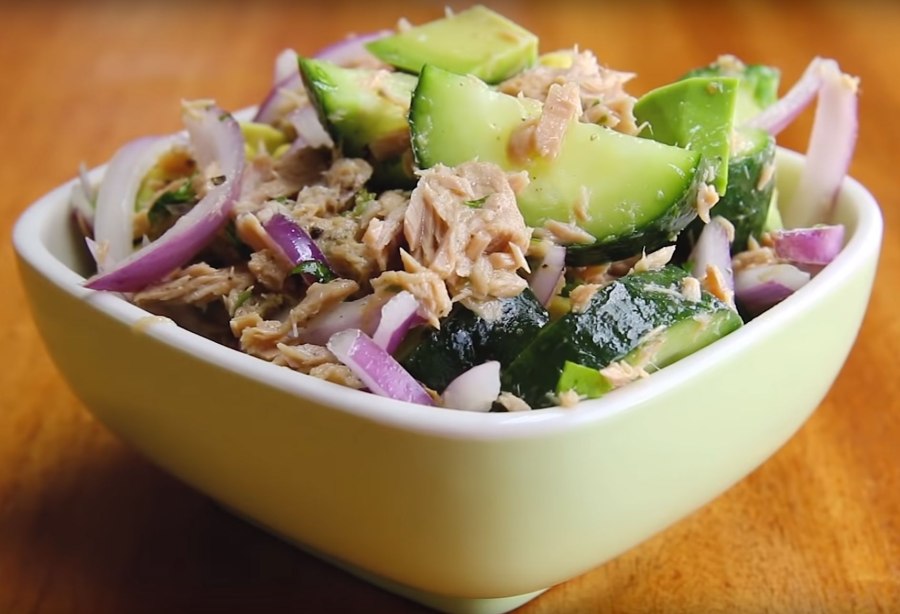 Салат с тунцом кукурузой и огурцом