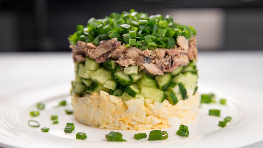 Салат с яйцом тунцом и огурцом калорийность