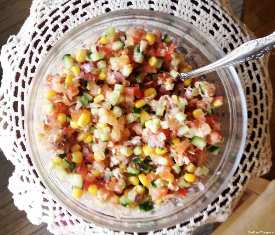 Салат с тунцом и рисом и яйцом