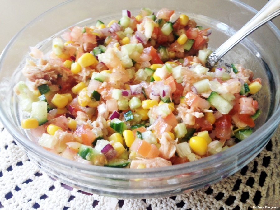 Салат с тунцом кукурузой и огурцом
