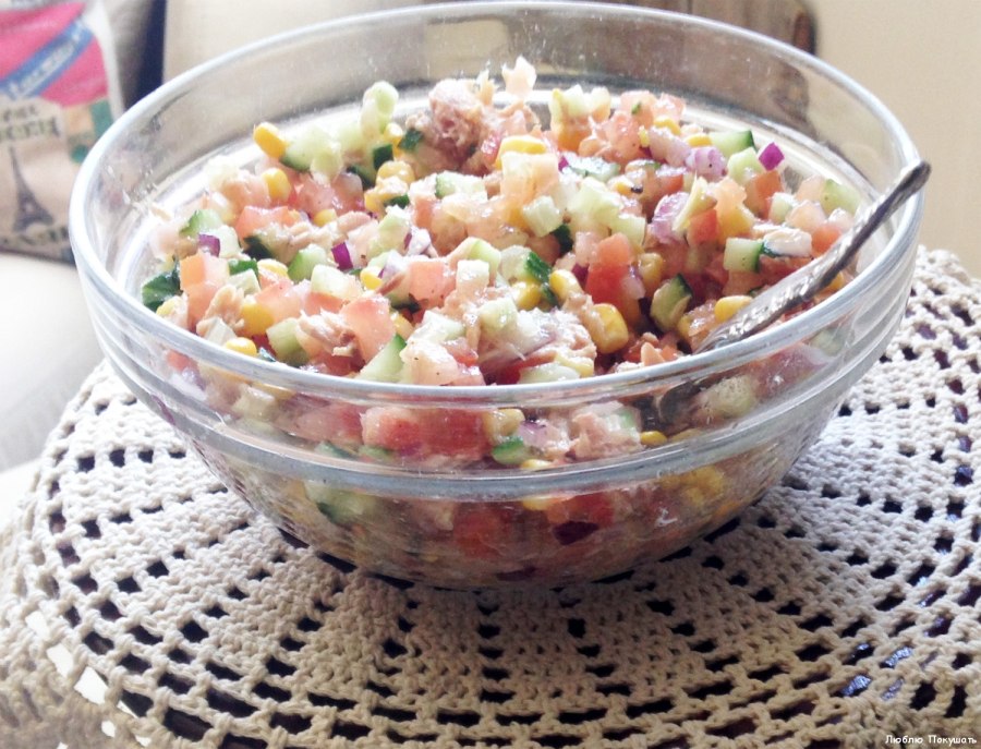 Салат с тунцом и кукурузой и яйцом