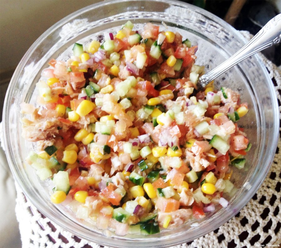 Салат с тунцом и кукурузой и яйцом и огурцом