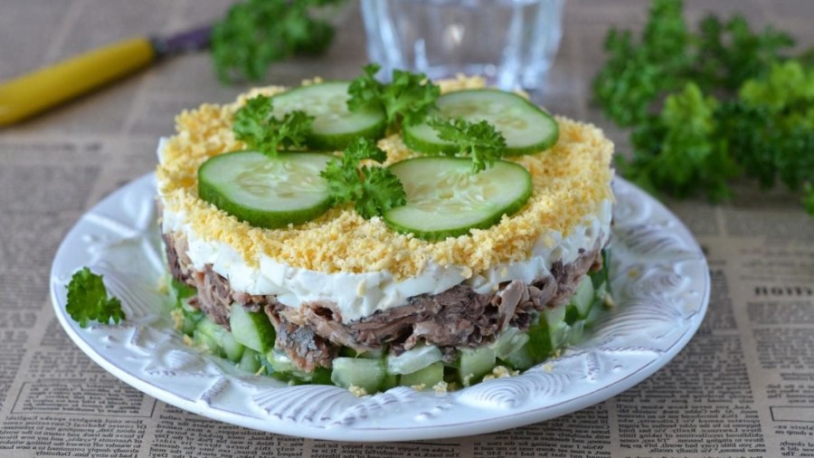 Салат с рыбными консервами, огурцом, яйцом и зелёным луком