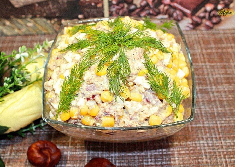 Салат с тунцом и кукурузой и яйцом и огурцом