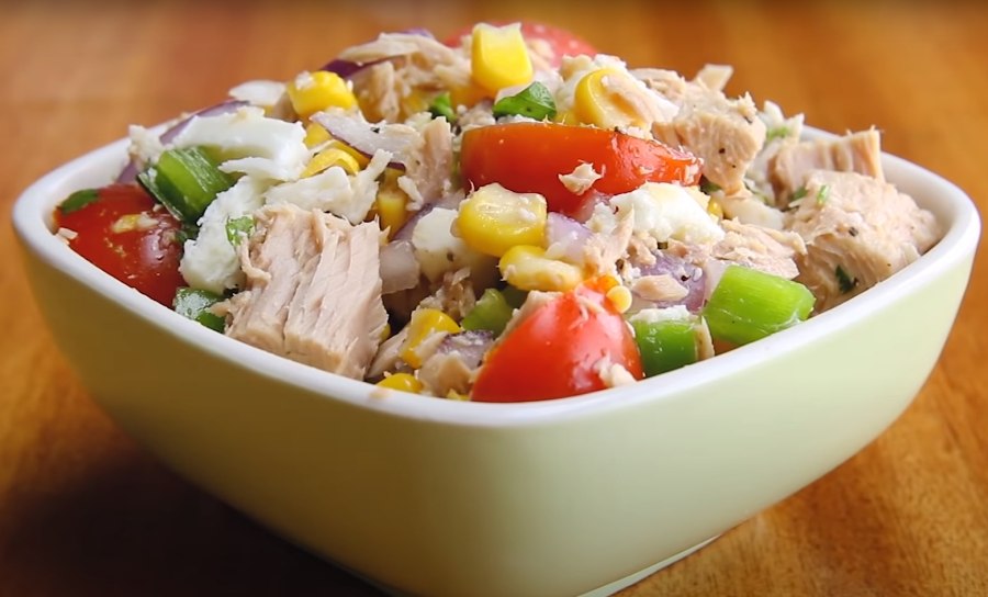 Салат из пекинской капусты с тунцом и яйцом