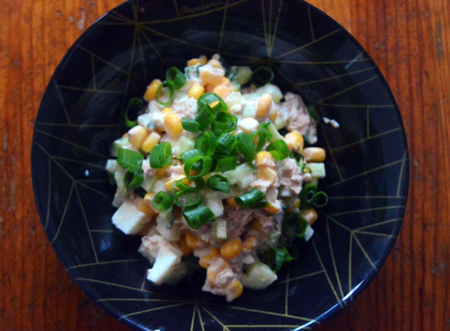 Салат с тунцом и пекинской капустой и яйцом