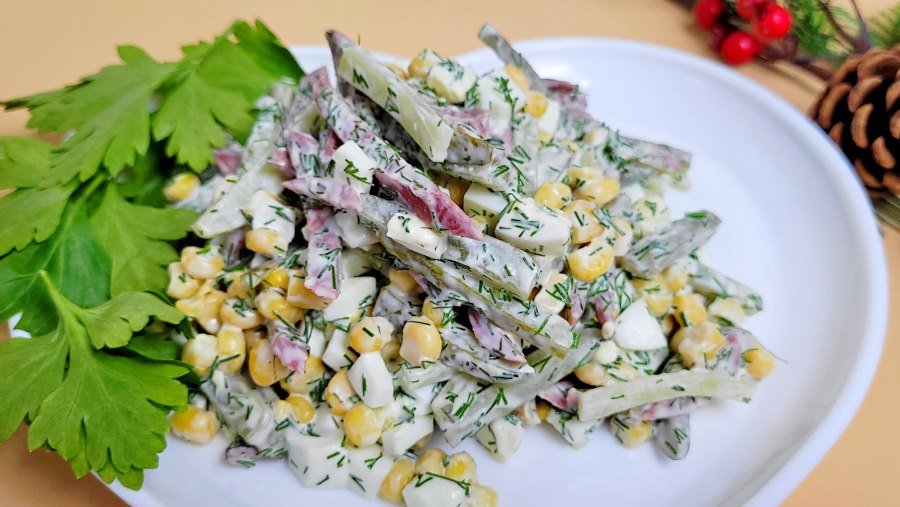 Салат с перепелиными яйцами и кукурузой