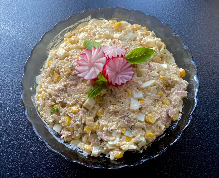 Салат с тунцом и кукурузой и яйцом и огурцом