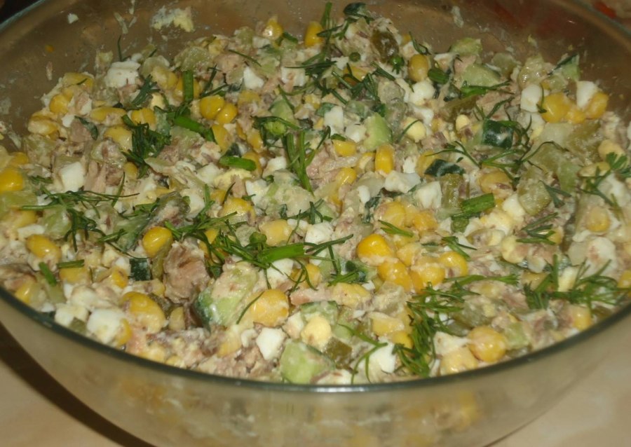 Салат с тунцом и яйцом и огурцом