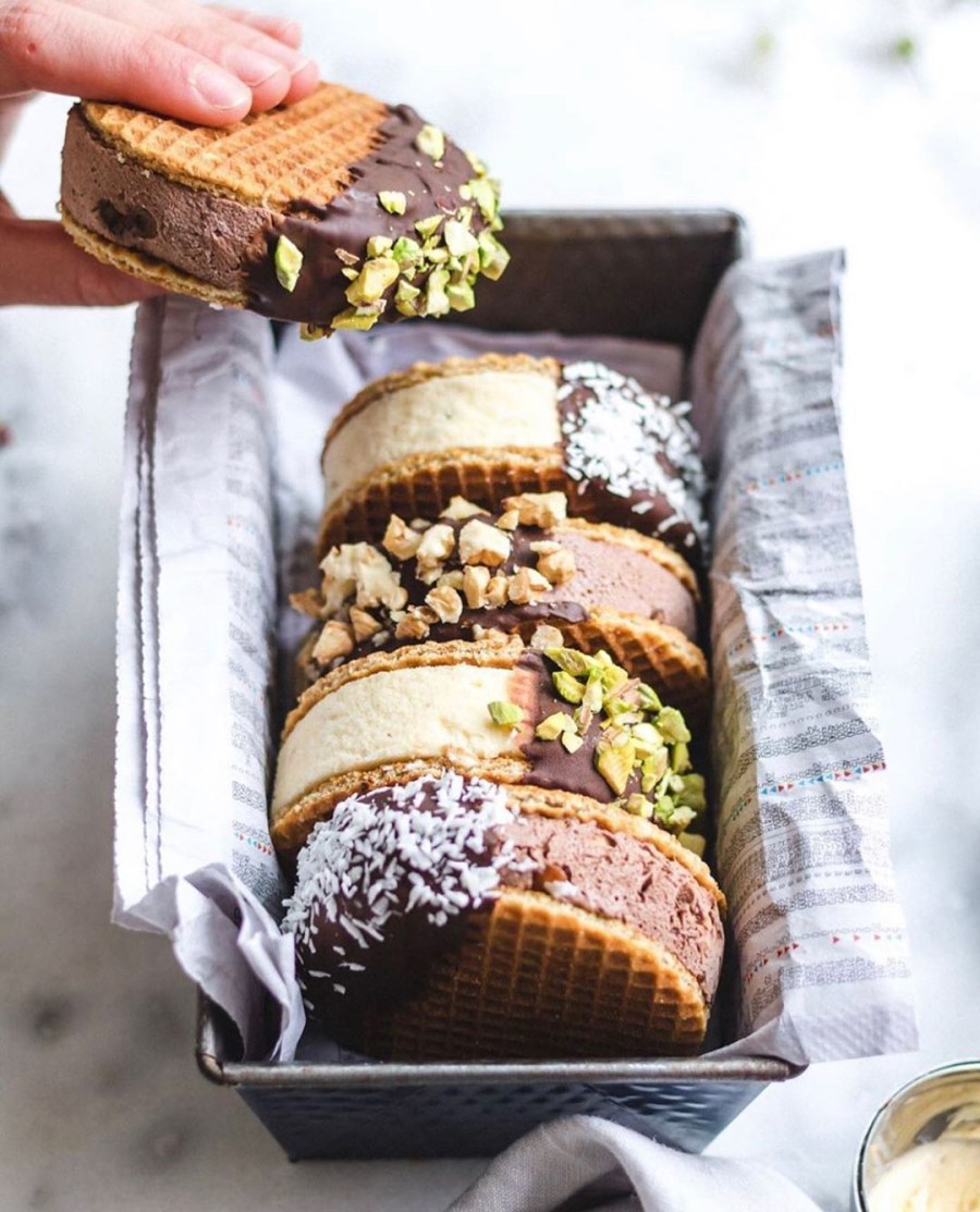 Мороженое с печеньем сэндвич