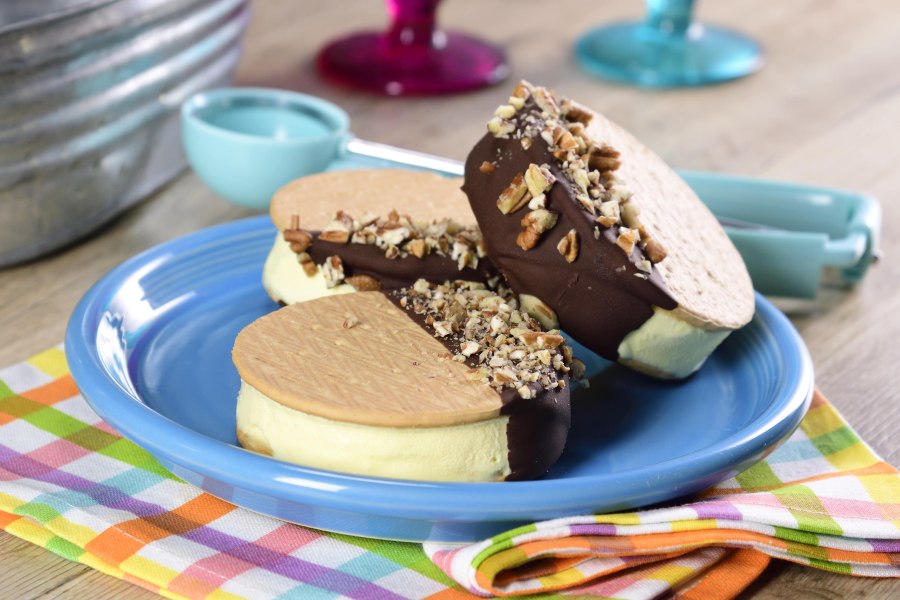 Мороженое между вафлями