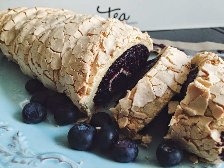 Ореховый меренговый рулет