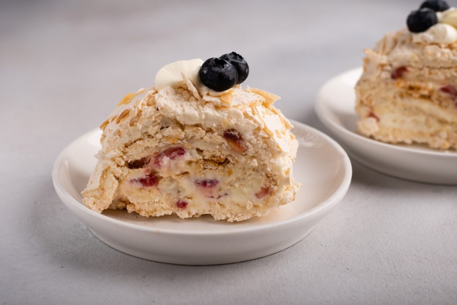 Меренговый рулет с черной смородиной