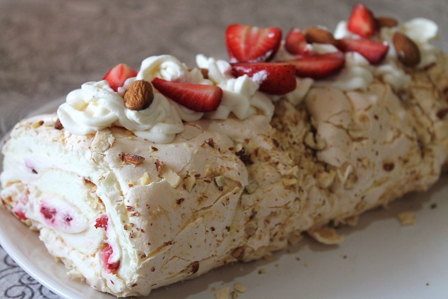 Меренговый рулет украшенный смородиной