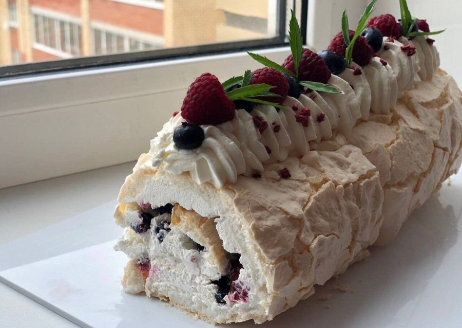 Мраморный меренговый рулет