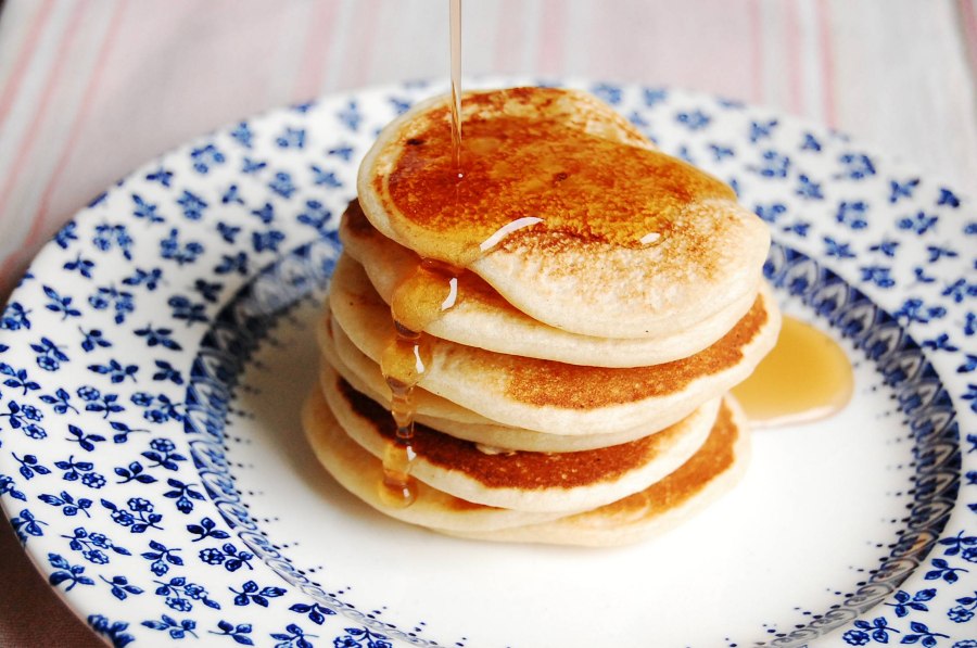 Оладьи на кефире с пудрой