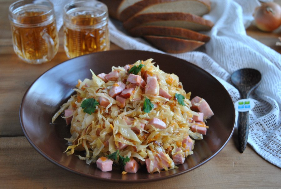 Солянка на сковороде с сосисками