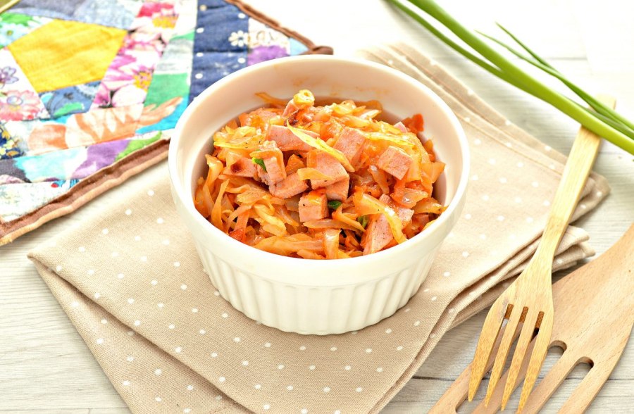 Жареная капуста с сосисками