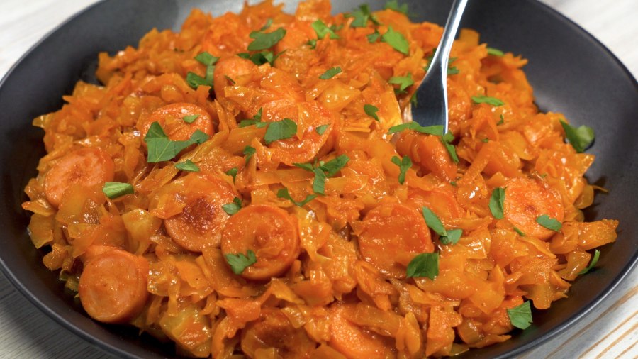 Тушёная квашеная капуста с сосисками