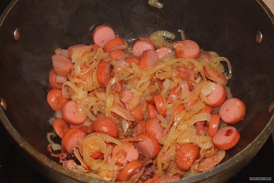 Солянка в кастрюле с сосисками