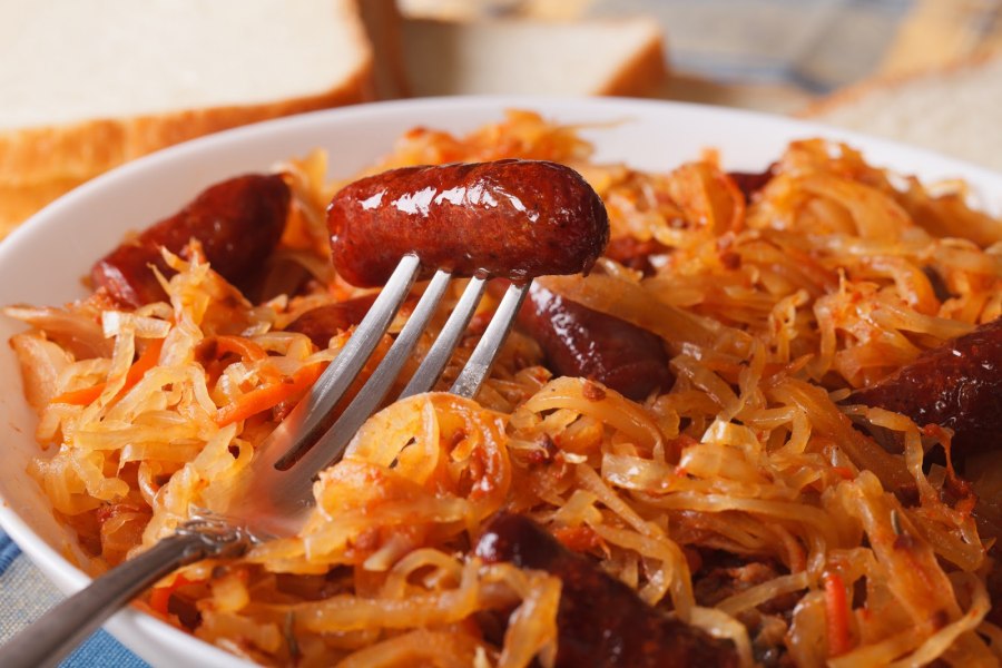 Тушёная капуста с сосисками