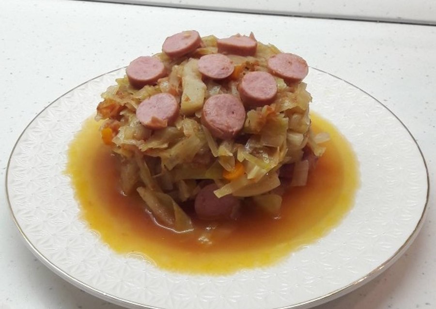Солянка из капусты с сосисками