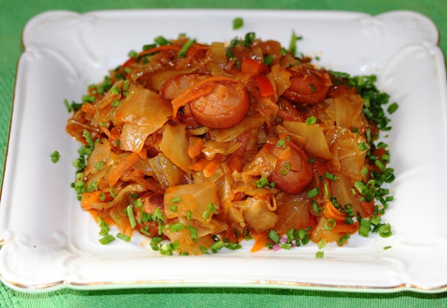 Солянка капустная с сосисками