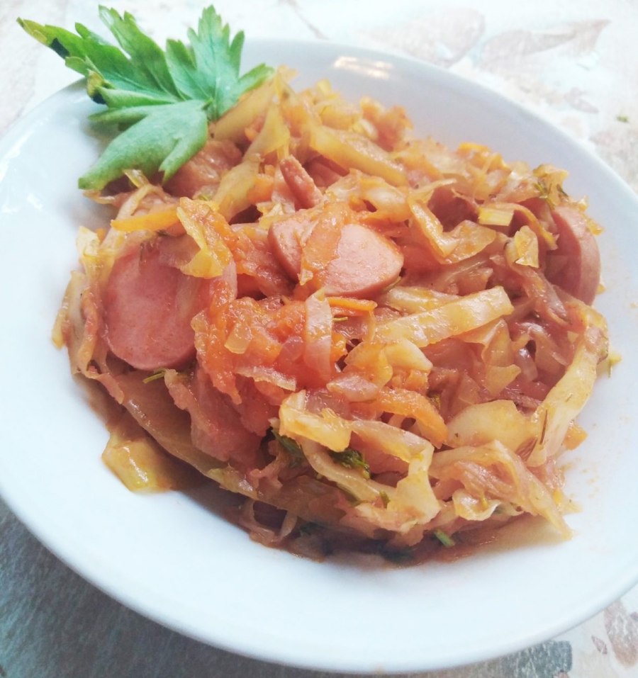 Капуста с сосисками на сковороде