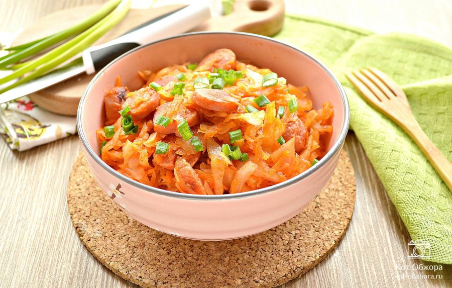 Тушёная капуста с сосисками