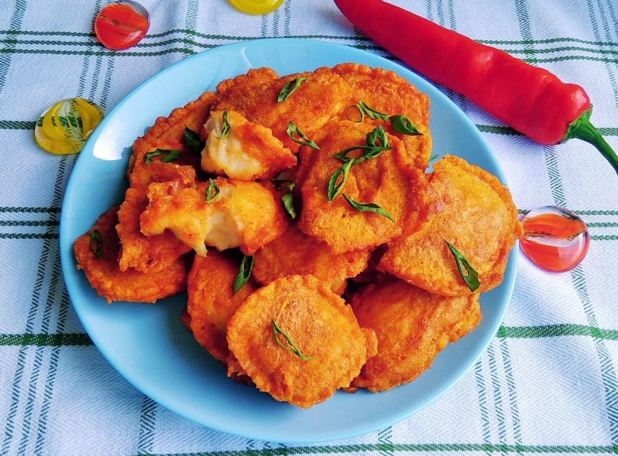 Картофельные шарики с сыром во фритюре
