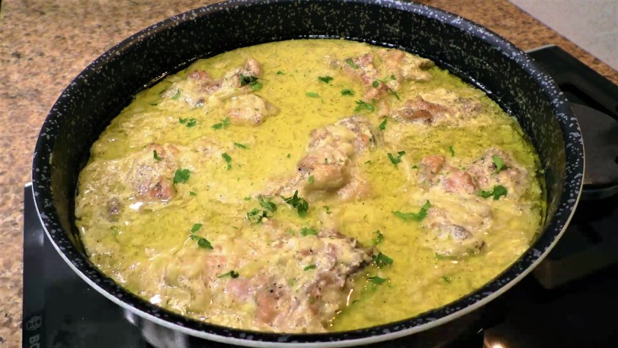 Курица с грибами в сметанном соусе