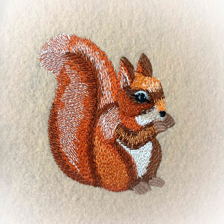 Садовая скульптура белка