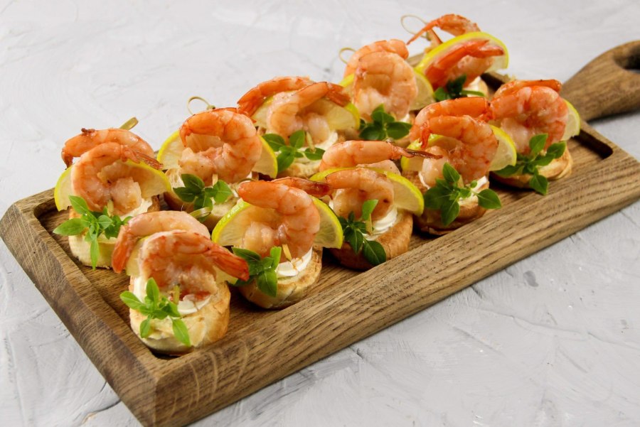 Брускеты авокадо и креветки