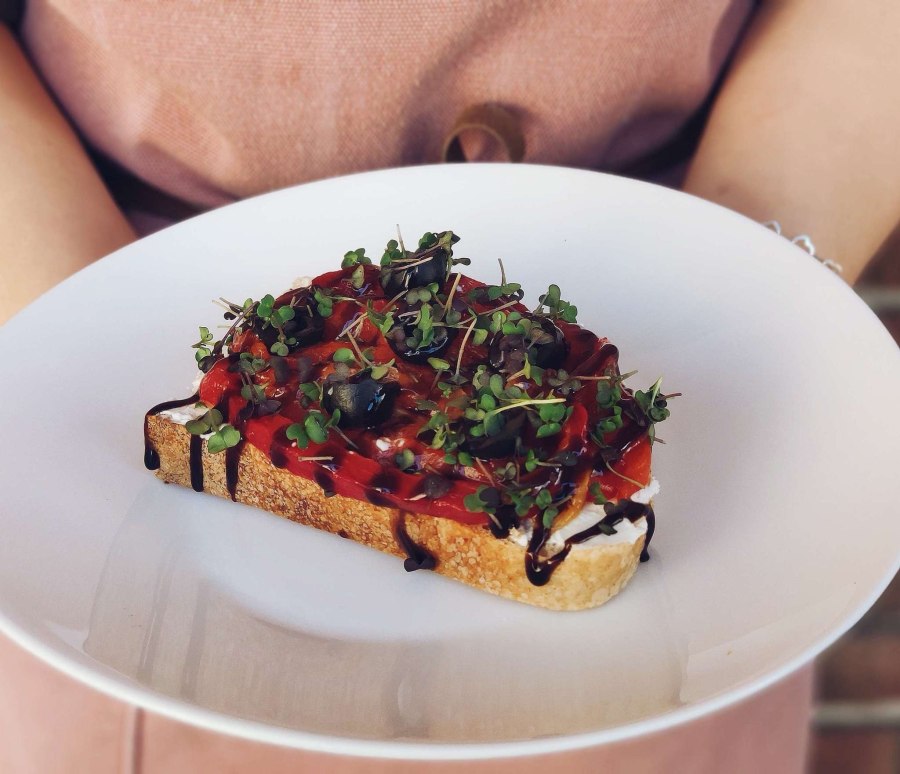 Брускетта с лососем