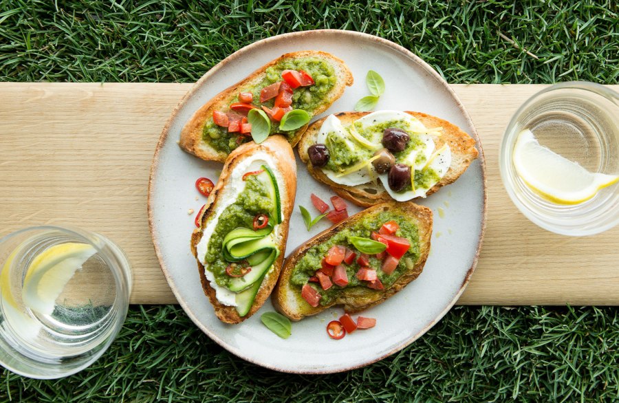 Брускетты с моцареллой и помидорами